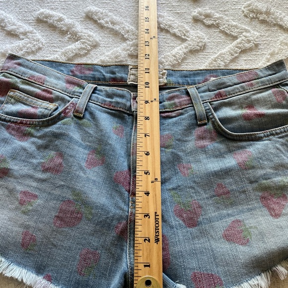 Current Elliot Vintage Strawberry Print Cut Off Jean Shorts Size 27 - Picture 7 of 10